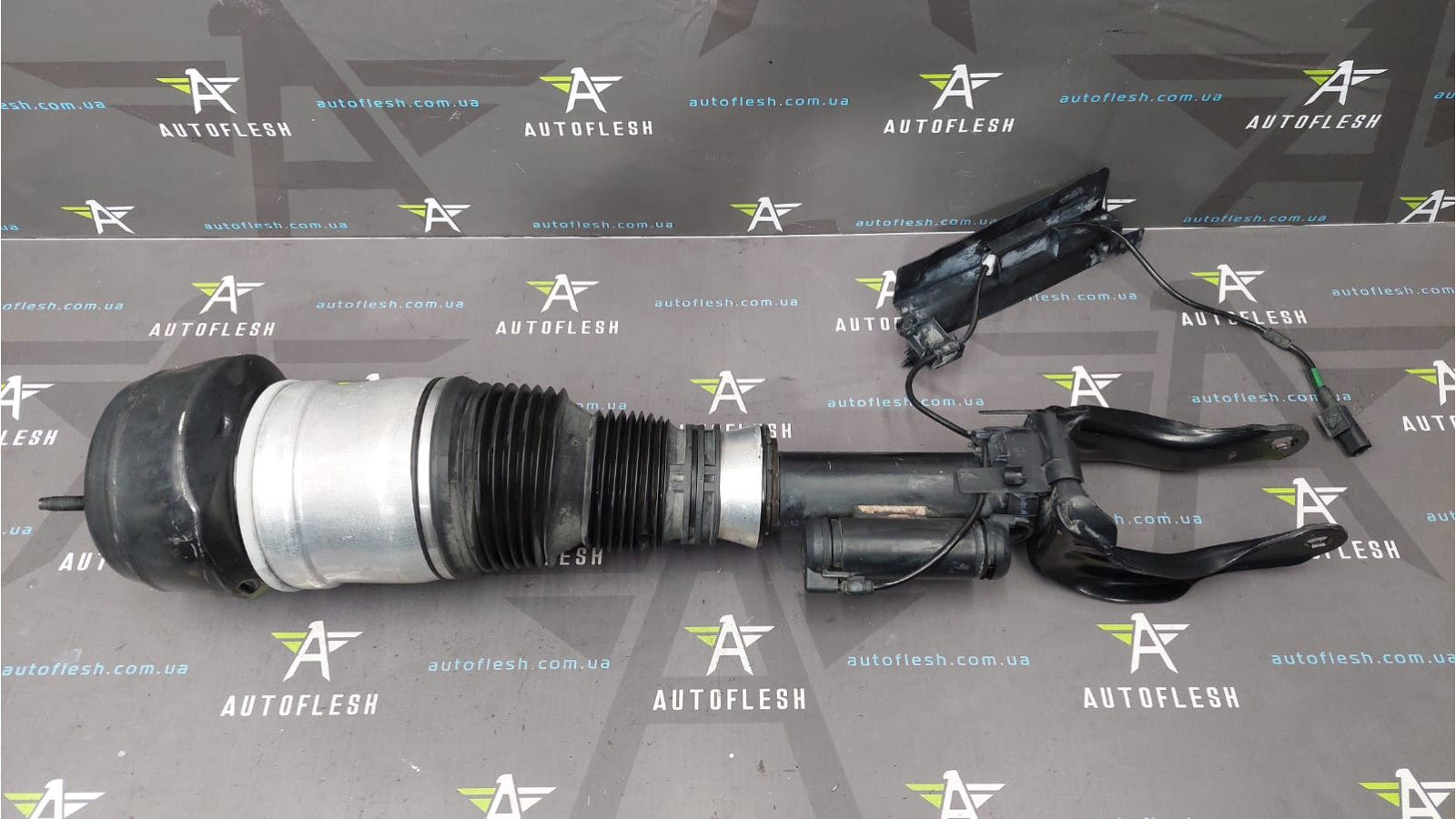 Амортизатор передний левый, пневмостойка A1663204166, R309513905, A1663233500 Mercedes GL GLE ML Class W166 бу